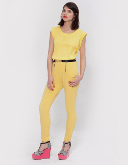 מכנסיים וחולצה צהובים וסנדלי פלטפורמה בורוד, שחור (צילום: סטודיו רון קדמי)