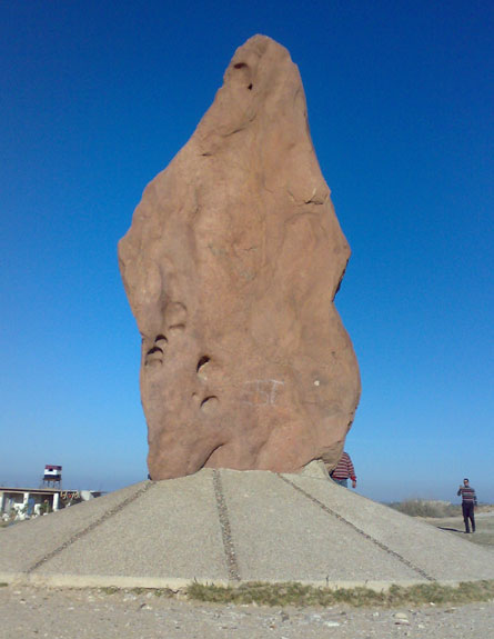 "אנדרטת העשרה" בחוף חבל ימית לשעבר (צילום: חדשות 2)