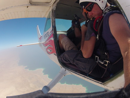 צניחה חופשית מעל מצדה (צילום: רוי ריטר, masada skydive)