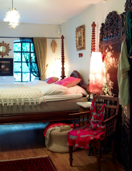 אמנית הודית - חדר שינה עם מיטה מהודו (צילום: גרו מוקטה-הולטר)