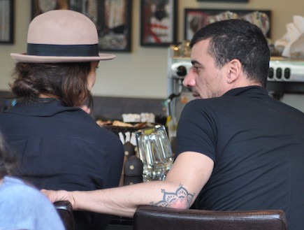 מורן אטיאס ואביב משה בבית קפה, אפריל 2012 (צילום: צ'ינו פפראצי)