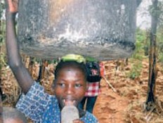 ילדים נושאים משאות - תכנית אוגנדה (צילום: גליה גוטמן, ויז'ואל, גלובס)