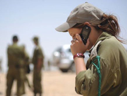 קצינה מדברת בטלפון (צילום: ענת ברקאי, במחנה)