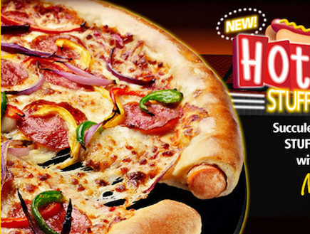פיצה עם נקניקייה (צילום: צילום מסך מהאתר pizzahut.co.uk)