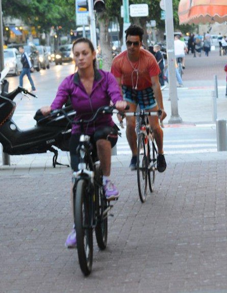 אנה ארונוב ואיתי תורג'מן רוכבים על אופניים ביחד (צילום: ברק פכטר)