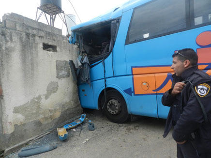 אוטובוס התנגש בקיר בית פרטי (צילום: bukra.co.il)