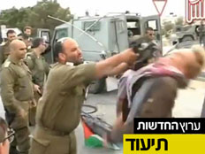 חייל מכה פעיל תומך פלסטין (צילום: חדשות 2)
