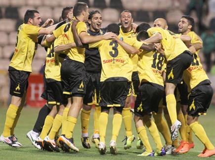 שחקני נתניה חוגגים עלייה למקום השני (אלן שיבר). צפו ב-0:1 על חיפה (צילום: ספורט 5)