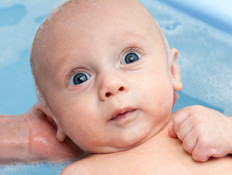 תינוק קטן באמבטיה (צילום: אימג'בנק / Thinkstock)