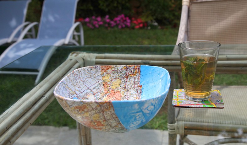 דידי רפאלי. קערה ותחתית של כוס מאויירים במפת העולם (וידאו WMV: איה הקטין "רגעים לתמיד")