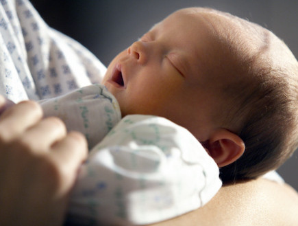 תמונה ראשונה של התינוק אחרי הלידה (צילום: אימג'בנק / Thinkstock)