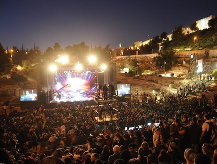 קהל בארוע בירושלים (צילום: ישראל ברדוגו)