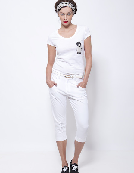 טוטאל לוק בלבן: מכנסי שלושה רבעים וחולצת טי עם הדפ (צילום: תום מרשק)