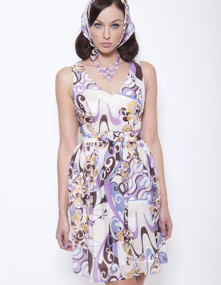 שמלה ללא שרוולים עם הדפס פרחוני בגוונים סגולים (צילום: תום מרשק)