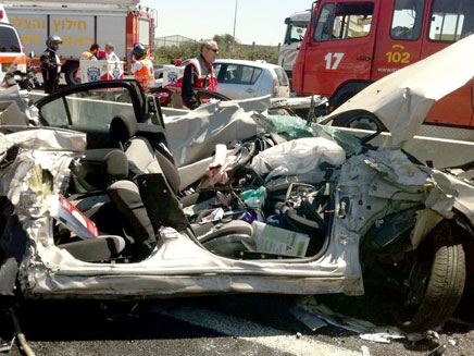 תאונת הדרכים ליד גנות, היום (צילום: מאיר ח'גבי - סוכנות הידיעות "חדשות 24")