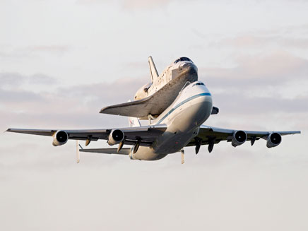 דיסקברי נגררת על בואינג 747, היום (צילום: AP)