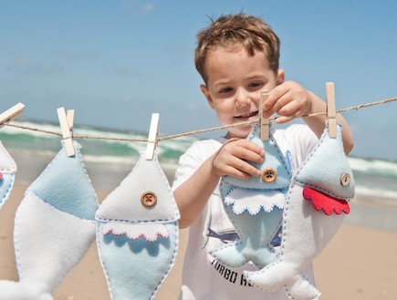 הפקת קיץ. ילד משחק עם דגים בחוף הים (וידאו WMV: נירית גור קרבי, living)