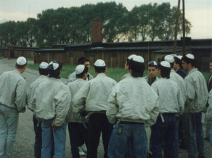 השחקנים הצעירים ב-1989 במחנה הריכוז (צילום: ספורט 5)