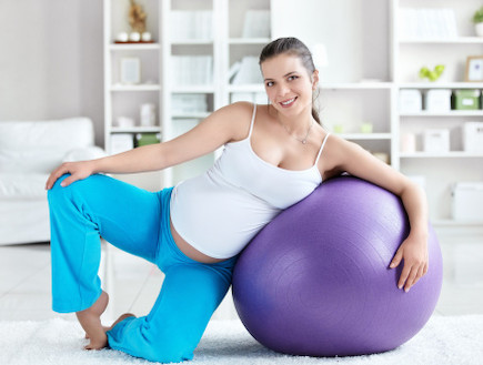 אישה בהריון עם כדור פיזיו (צילום: אימג'בנק / Thinkstock)