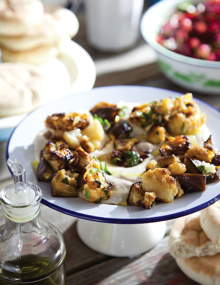 טחינה עם זר פרחי כרובית וחצילים