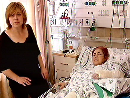 גולדנברג-קשישה שנפגעה בפגע וברח בבית החולים עם בתה (צילום: חדשות 2)
