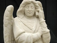 פסל מלאך עם טלפון (צילום: johannesevangelist.nl)