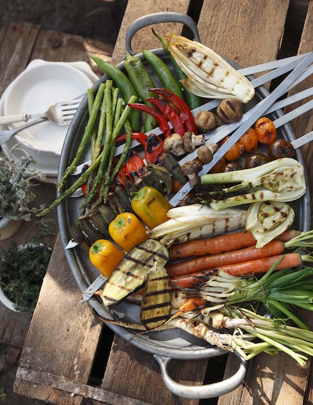 ירקות צלויים בגריל (צילום: דניה ויינר, הכול על האש, הוצאת ידיעות ספרים ופן)