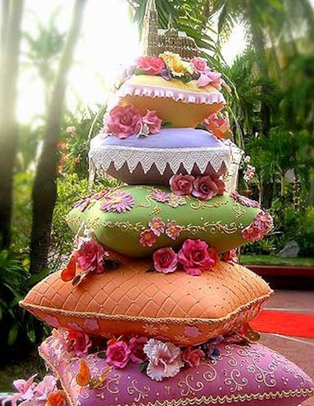 עוגת כריות (צילום: צילום מהאתר: mybestweddingcakes.blogspot.com)