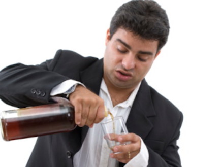 גבר שיכור עם בקבוק (צילום: אימג'בנק / Thinkstock)