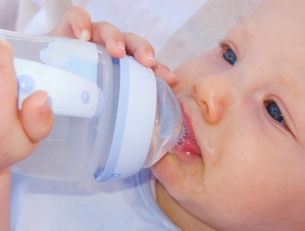 תינוק שותה מים מבקבוק (צילום: אימג'בנק / Thinkstock)