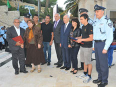 בני המשפחה יחד עם חבריו של פסקל ז"ל (צילום: ניו מדיה, דוברות משטרת ישראל)