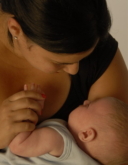 דנית עם איליי1 - לידה עולמית (צילום: תומר ושחר צלמים)