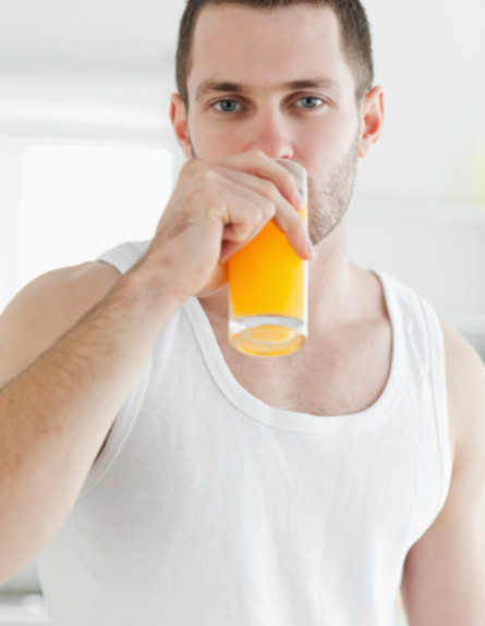 גבר שותה מיץ תפוזים (צילום: אימג' אילוון, Thinkstock)