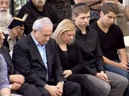 רה"מ ומשפחתו בהלווית אביו (צילום: חדשות 2)