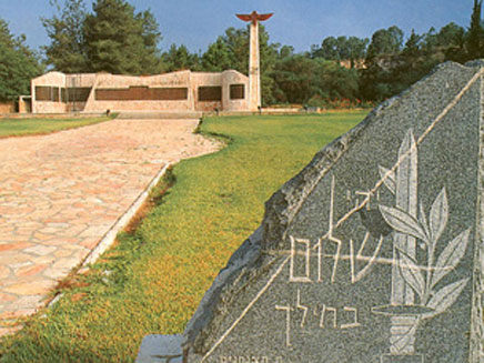 אנדרטת הצנחנים הריקה ביום הזיכרון (צילום: אתר צנחנים)