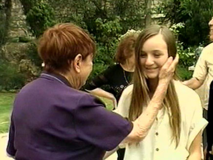 נועה בת ה-12 עם ניצולי השואה, היום (צילום: חדשות 2)