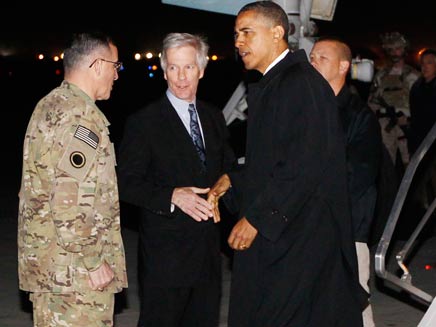 אובמה נוחת באפגניסטן, הלילה (צילום: AP)
