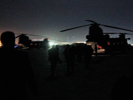 אובמה נוחת באפגניסטן, אמש (צילום: AP)