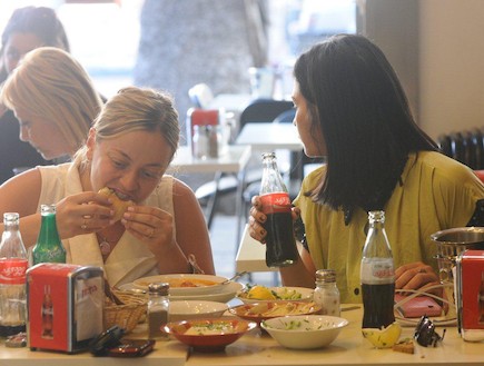 סופי קרבצקי ושרי שימחוב אוכלות חומוס ביחד 2 (צילום: ברק פכטר)