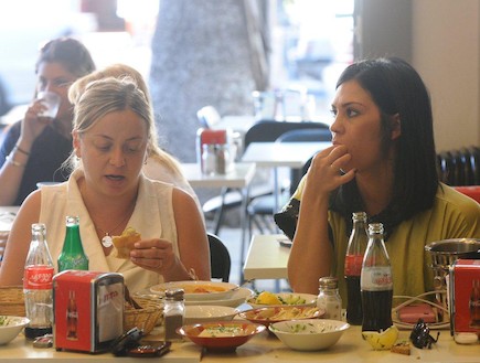 סופי קרבצקי ושרי שימחוב אוכלות חומוס ביחד 3 (צילום: ברק פכטר)