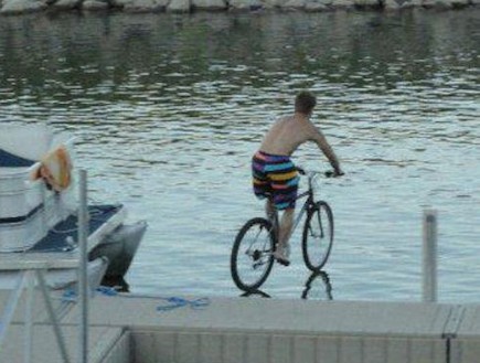 אופניים על המים (צילום: thechive.com)