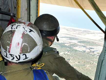 צניחה בקורס טיס (צילום: יונתן זלק, אתר חיל האוויר)
