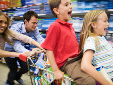 ילדים נהנים בסופרמרקט (צילום: אימג'בנק / Thinkstock)