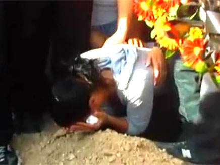 האלמנה על קבר בעלה, היום (צילום: חדשות 2)