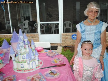 סבתא נסיכה -יומולדת פדיחה נחמדת (צילום: באדיבות awkward family photos)