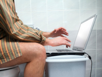 גבר במחשב  בשירותים  (צילום: אימג'בנק / Thinkstock)