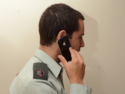 קצין עם אייפון (צילום: במחנה)