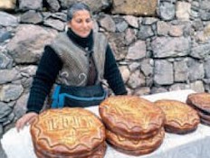 מוכרת לחם מסורתי - מעבר לאררט (צילום: עדי שטרנברג, ויז'ואל, גלובס)