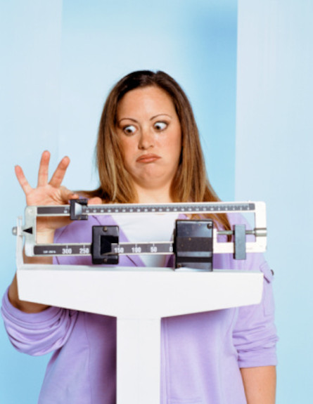 אישה שמנה עומדת על המשקל (צילום: אימג'בנק / Thinkstock)