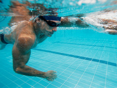 שחיין בבריכה (צילום: אימג'בנק / Thinkstock)